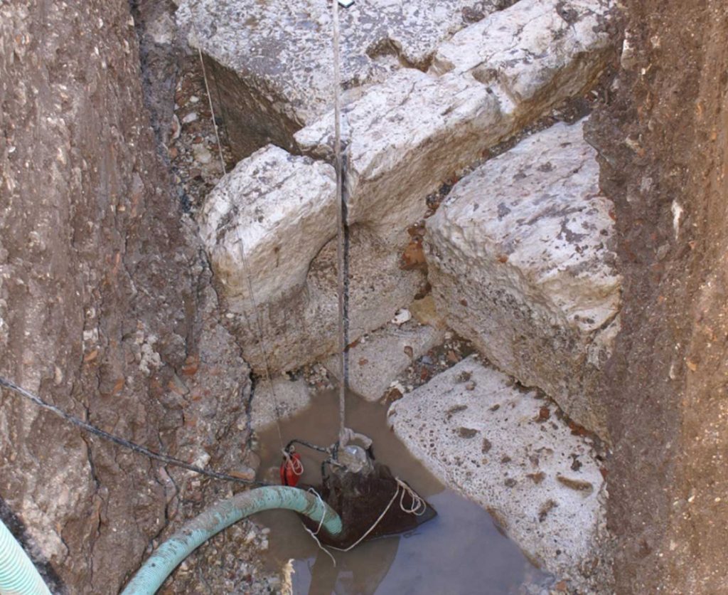 Binding hole for ships at the Classical port of Same on Konstantatou Sq., in a trench dug for the project “Drainage of dirty rainwater – Waste water treatment plant of Same, Cephalonia”.