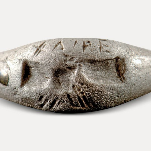 Αργυρό δακτυλίδι με έγγλυφη παράσταση χειραψίας και την επιγραφή ΧΑΙΡΕ με την οποία αποχαιρετάται ο θανών. Σάμη. Τέλος 4ου αι. π.Χ.