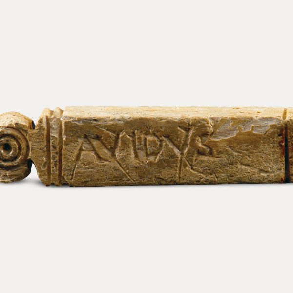 Οστέινο πλακίδιο (είδος πεσσού - πιόνι) με λέξεις κλειδιά ρωμαϊκού παιχνιδιού. Σάμη, νότιο νεκροταφείο. Ρωμαϊκή περίοδος.