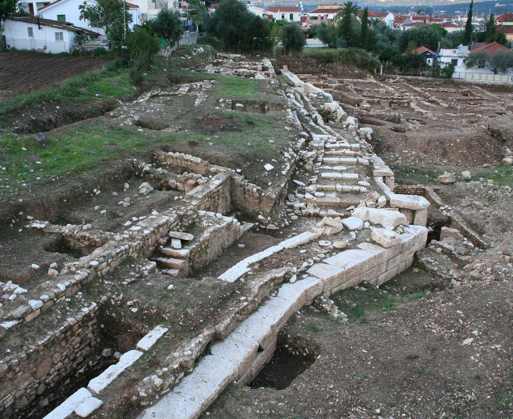 Τμήμα του παράλιου τείχους της Σάμης, επί της οδού Ναυαρίνου, στο ΒΑ άκρο της πόλης. Στο τέλος του 4ου αι. π.Χ. επεκτάθηκε το τείχος στα δυτικά, στην πλευρά της θάλασσας, συνδέοντας το βόρειο και το νότιο σκέλος της οχύρωσης.
