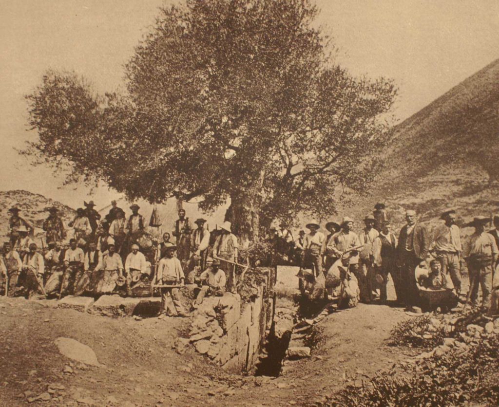 Ανασκαφικές εργασίες στην ανατολική πύλη της ακρόπολης της Σάμης, στο λόφο Παλιόκαστρο ή «arx major» από τον Π. Καββαδία. 1899.
