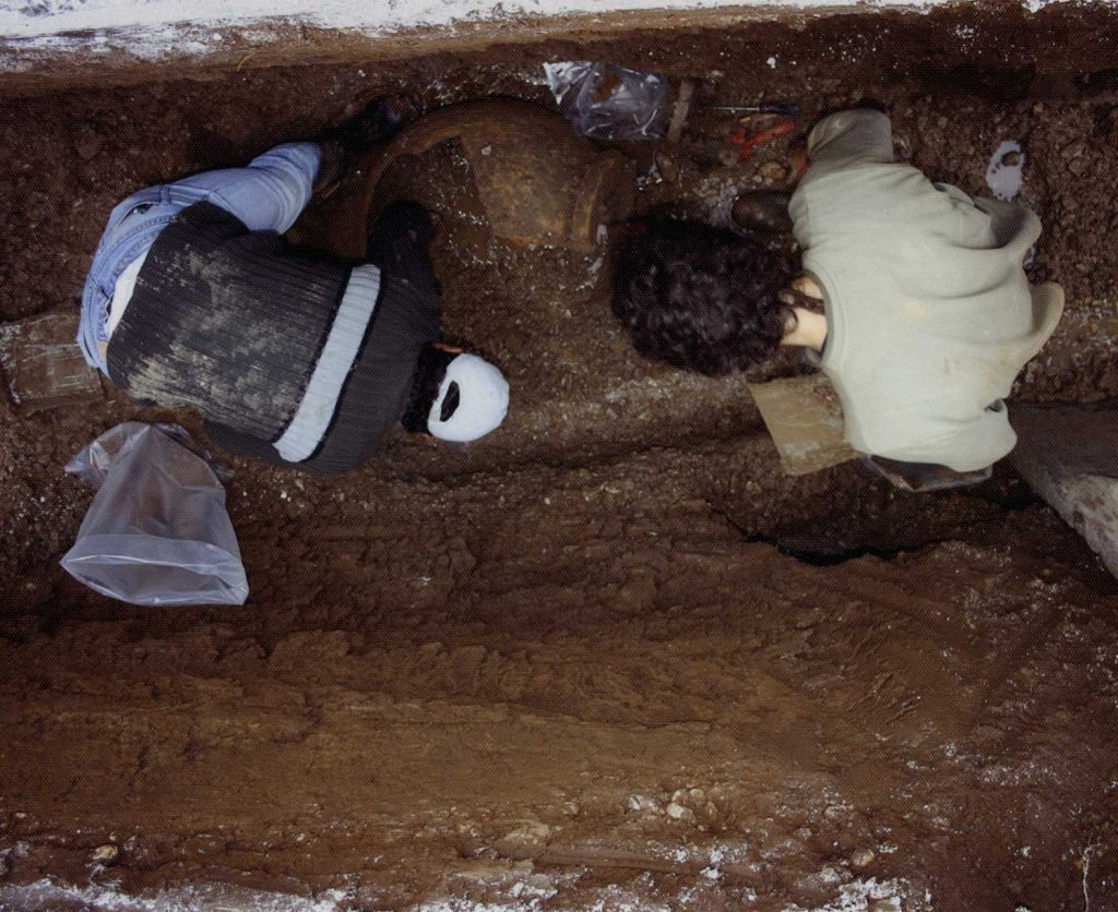 Κατά την αποκάλυψη ταφικού αγγείου στο Δυτικό νεκροταφείο. Έργο : «Αποχέτευση ακαθάρτων ομβρίων υδάτων – εγκατάσταση βιολογικού καθαρισμού Σάμης Κεφαλονιάς» 2005