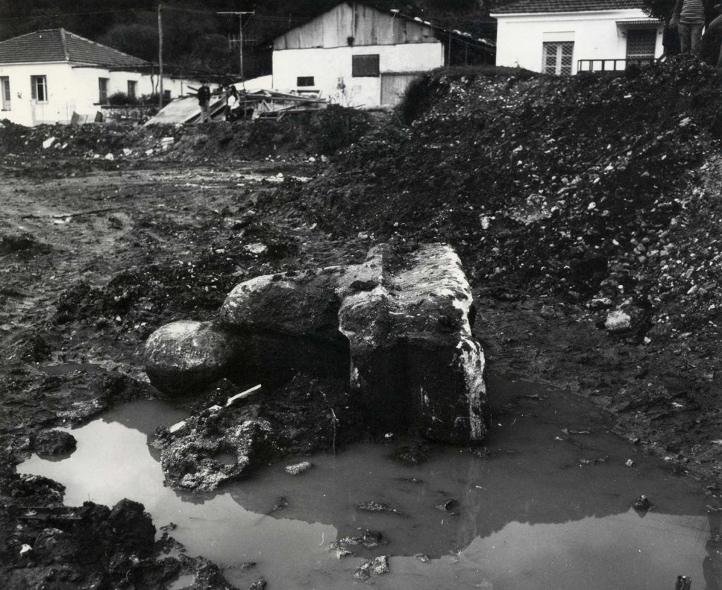 Discovery of a burial monumental statue in part of Same’s South Cemetery, OTE plot, 1977
