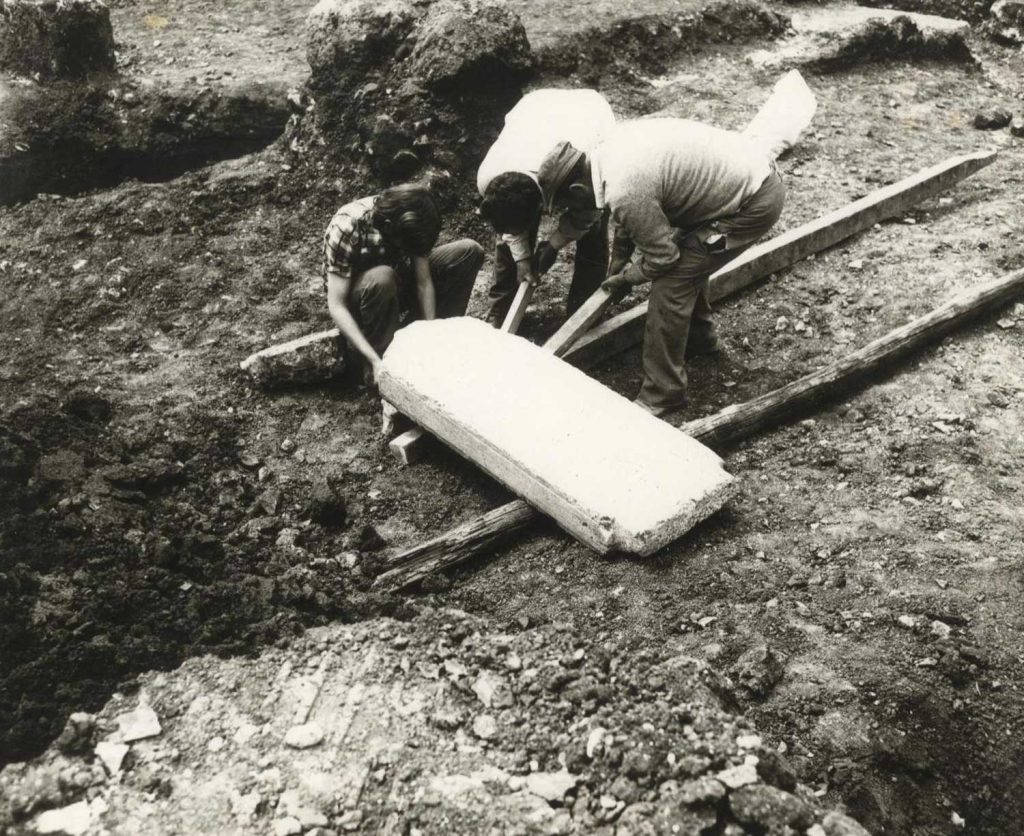 Μεταφορά επιτύμβιας στήλης από ανασκαφική έρευνα σε τμήμα του Νότιου Νεκροταφείου Σάμης, στο ακίνητο ΟΤΕ, 1977.