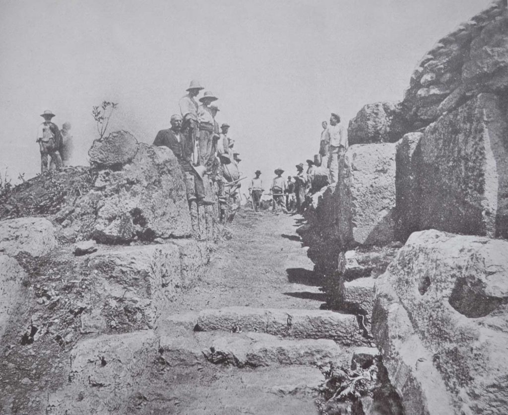Ανασκαφικές εργασίες στη δυτική πύλη της ακρόπολης της Σάμης, στο λόφο Παλιόκαστρο ή «arx major» από τον Π. Καββαδία. 1899.