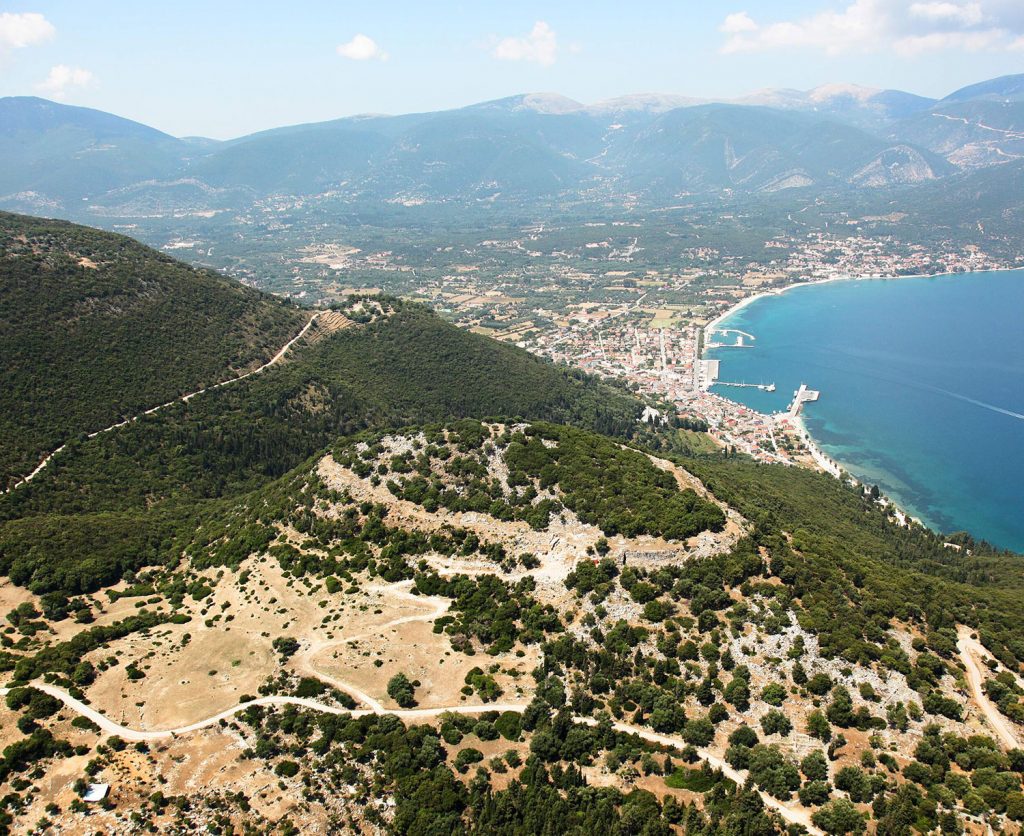 Same’s citadel viewed from east/ NE: the Palaiokastro – Arx Major hill, the hill of Kyatis – Agioi Fanentes to the south and Same’s bay.