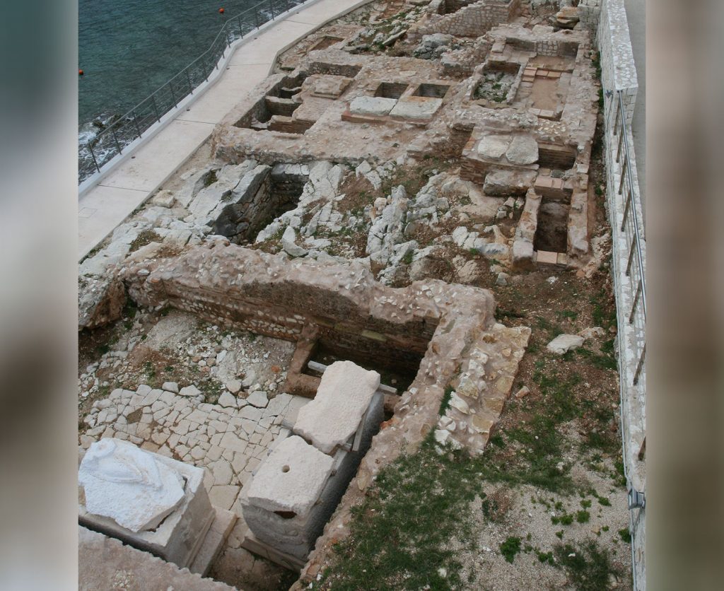 Το ρωμαϊκό νεκροταφείο Φισκάρδου στον Όρμο του Αγίου Ανδρέα, μετά την αποκατάστασή του, από βόρεια.